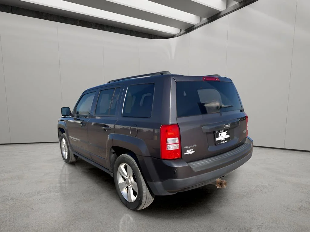 Used 2015 Granite Crystal Metallic Clearcoat Jeep Latitude image 3