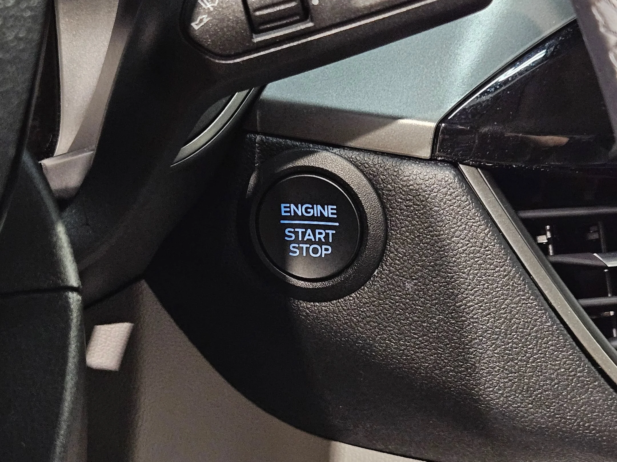 Used 2024 Vapor Blue Metallic Ford Active image 33