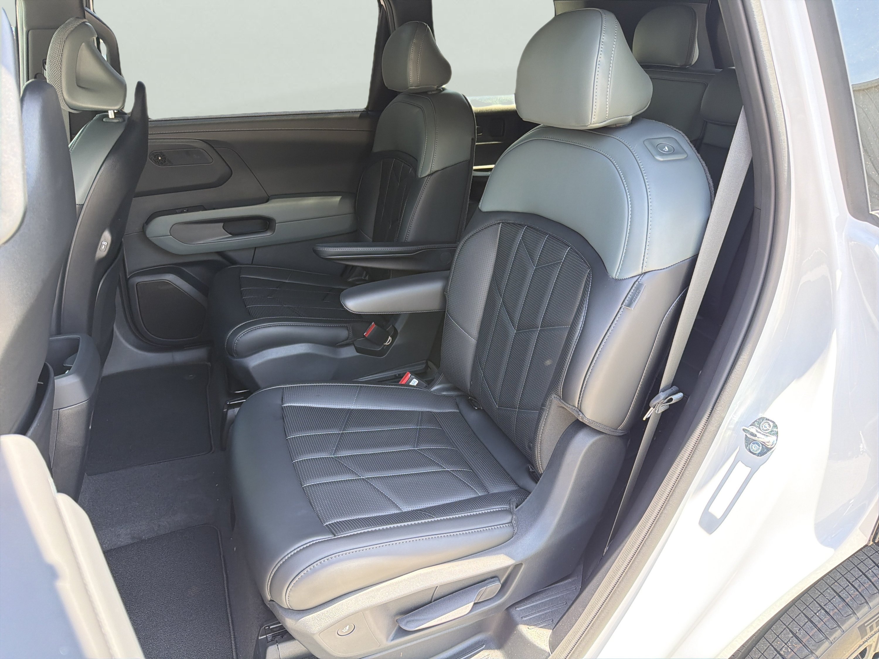 New 2027 Glacial White Pearl Kia X-LINE SX image 22
