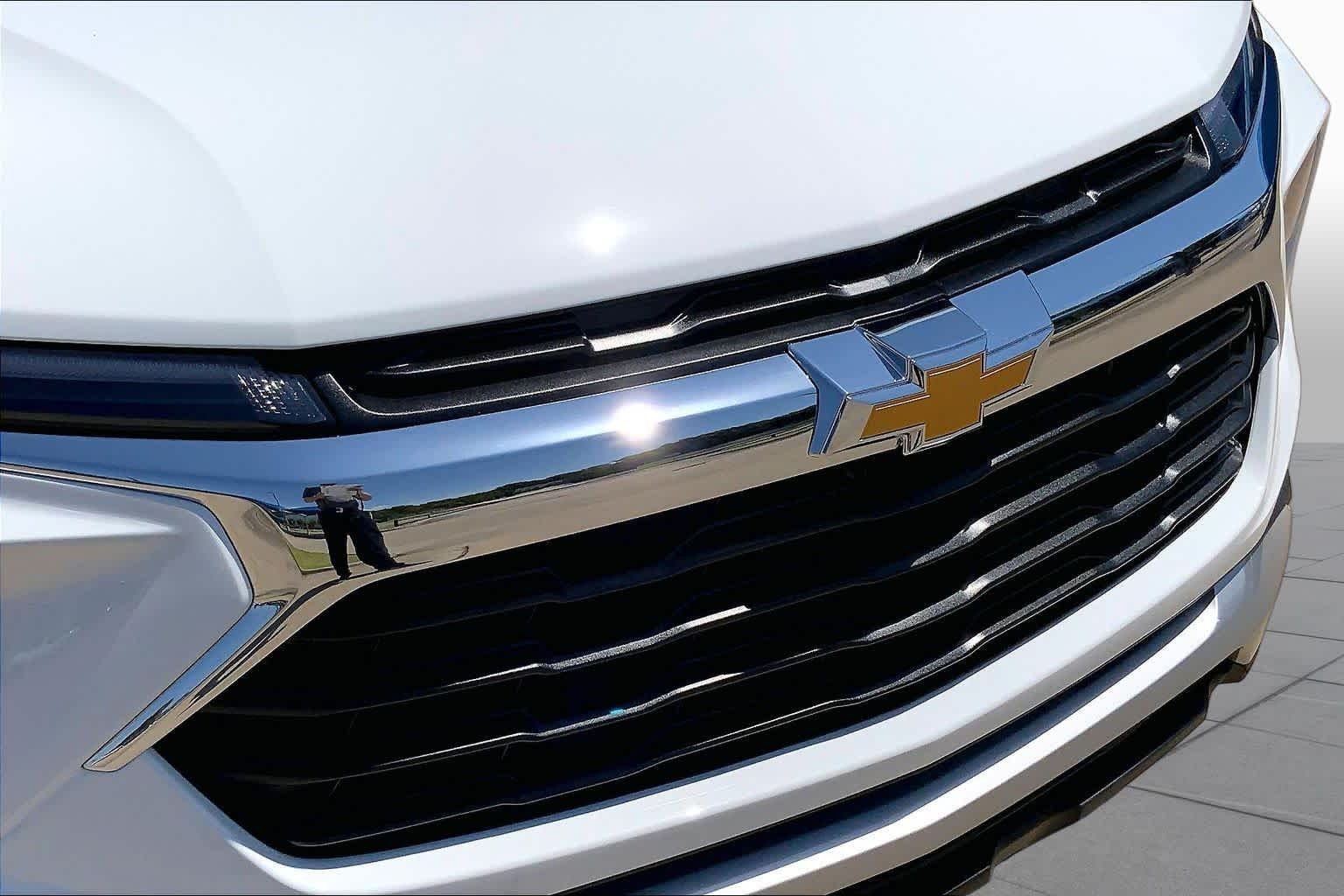 Used 2026 Summit White Chevrolet LT image 30