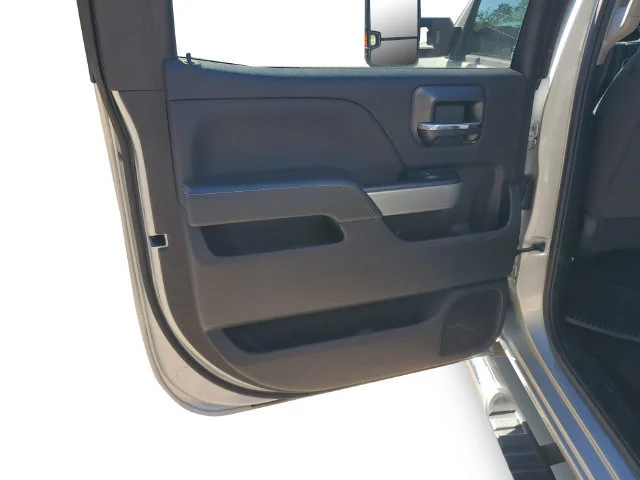 Used 2018 SILVER ICE METALLIC Chevrolet LT image 27
