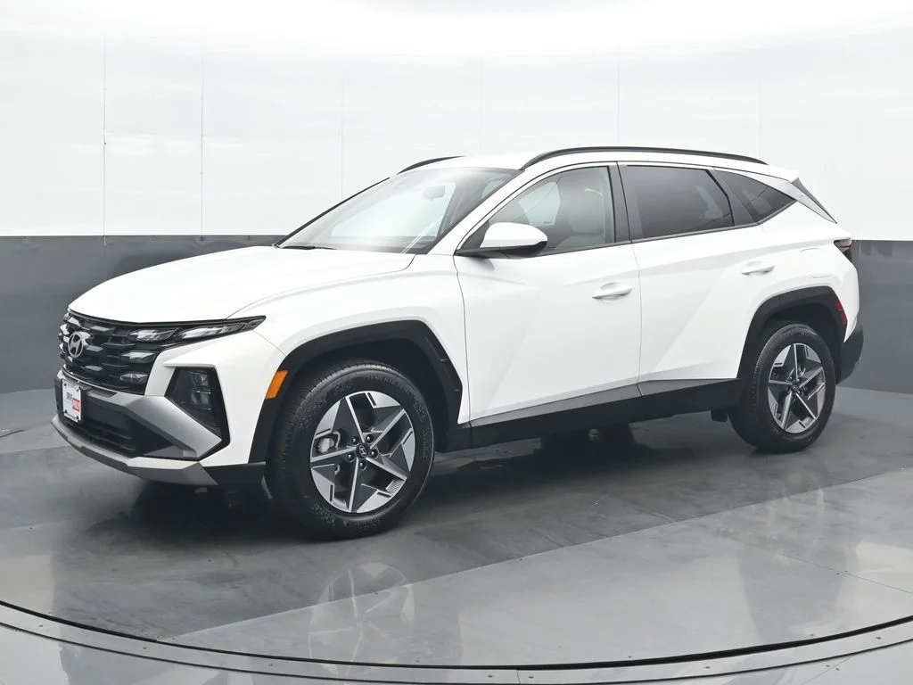 Used 2025 White Hyundai SEL image 2
