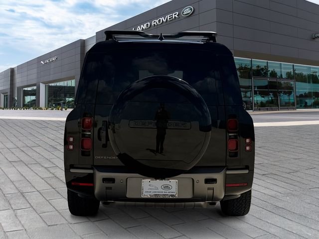 Used 2025 Black Land Rover X-Dynamic SE image 4