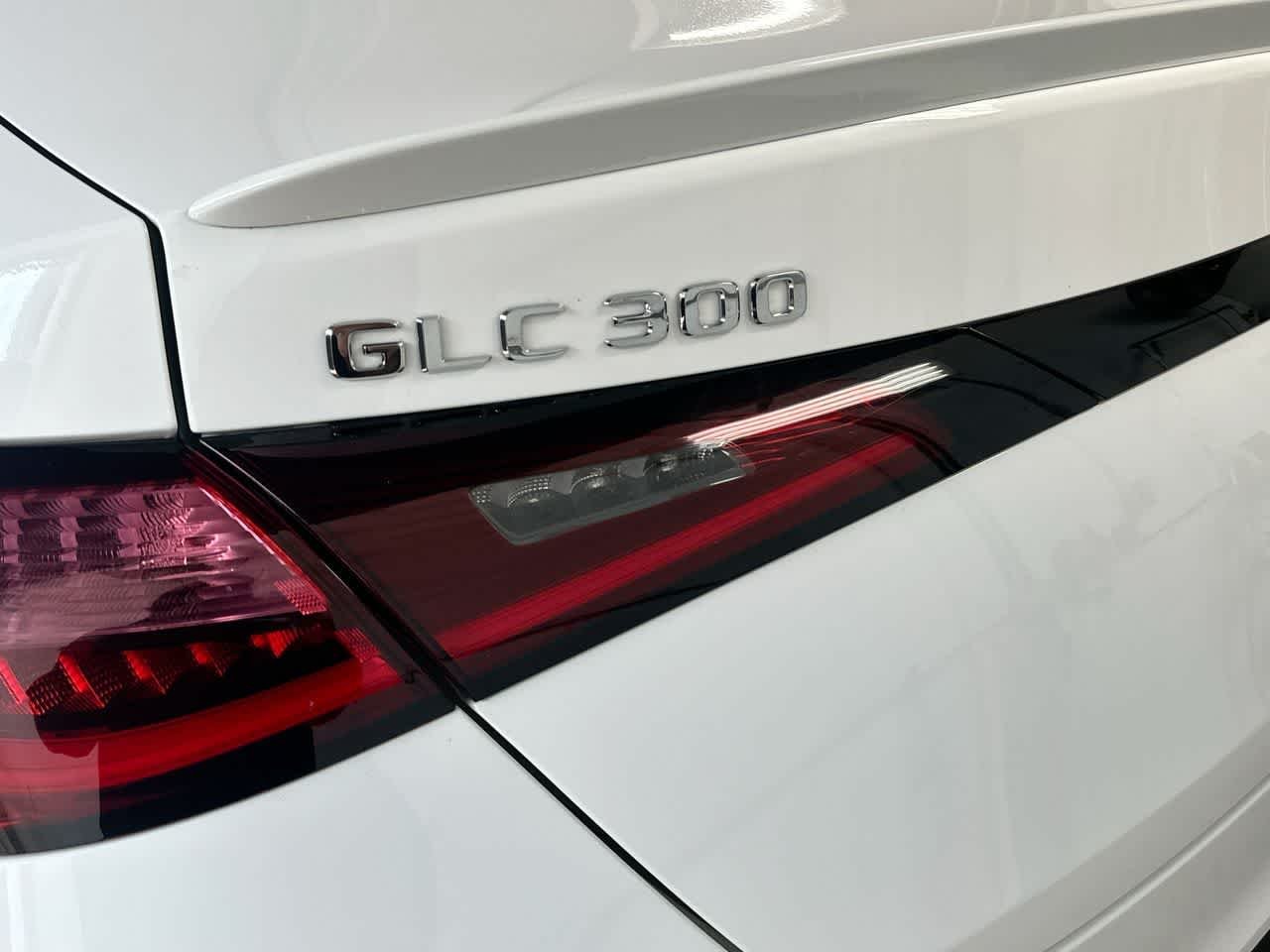 Used 2025 Polar White Mercedes-Benz GLC 300 image 10