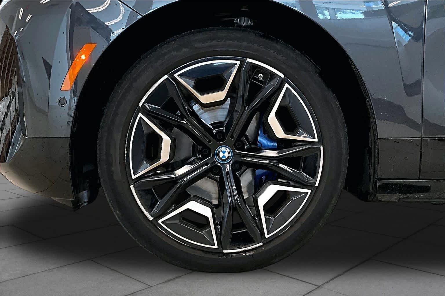 Used 2024 Dark Graphite Metallic BMW xDrive50 image 10