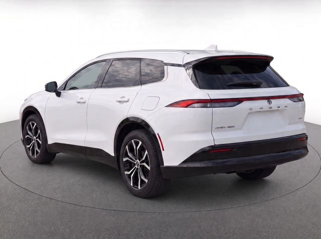 Used 2025 White Toyota XLE image 3