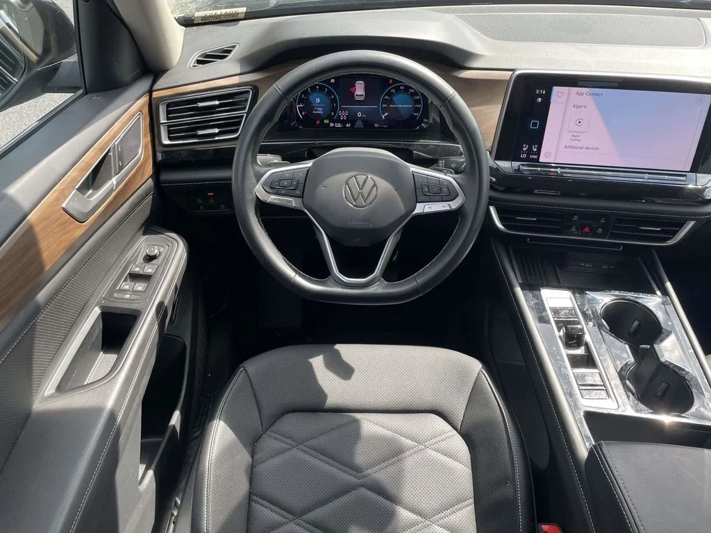 Certified Used 2025  Volkswagen 2.0T SE w/Technology image 17