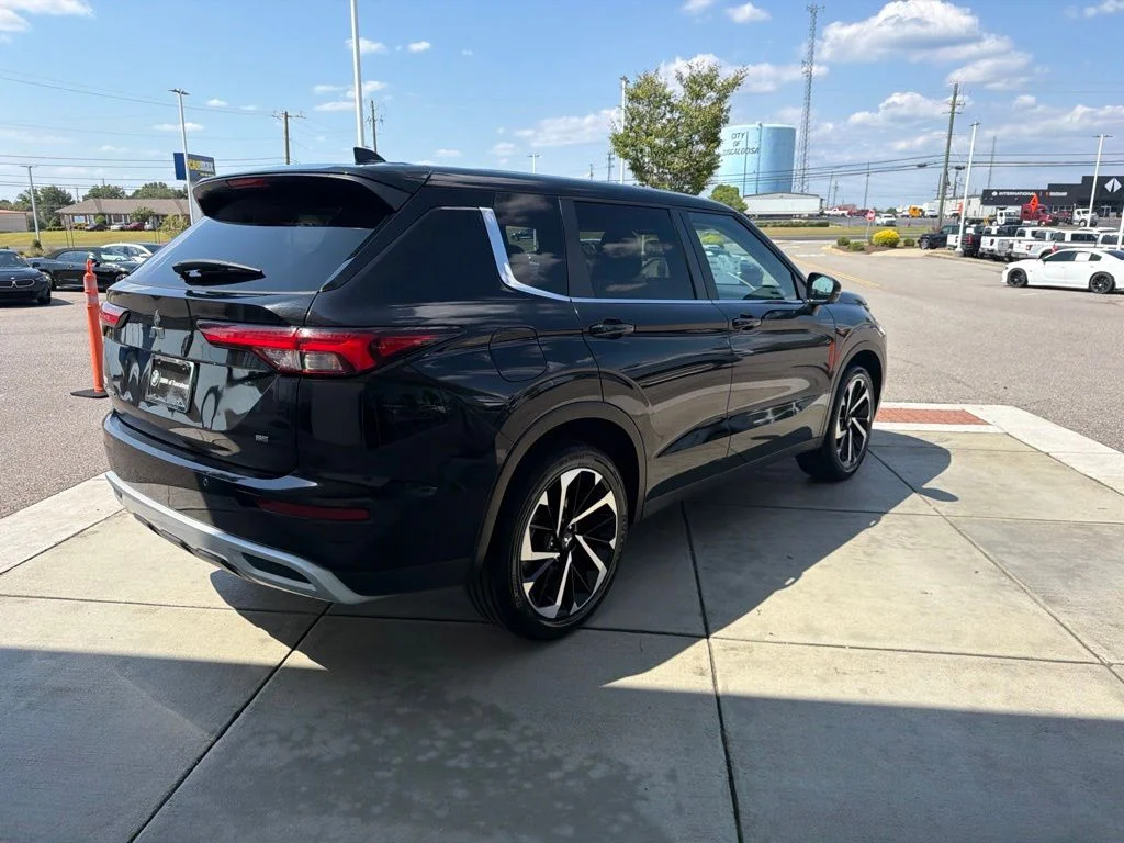 Used 2024 Silver Mitsubishi SE image 6