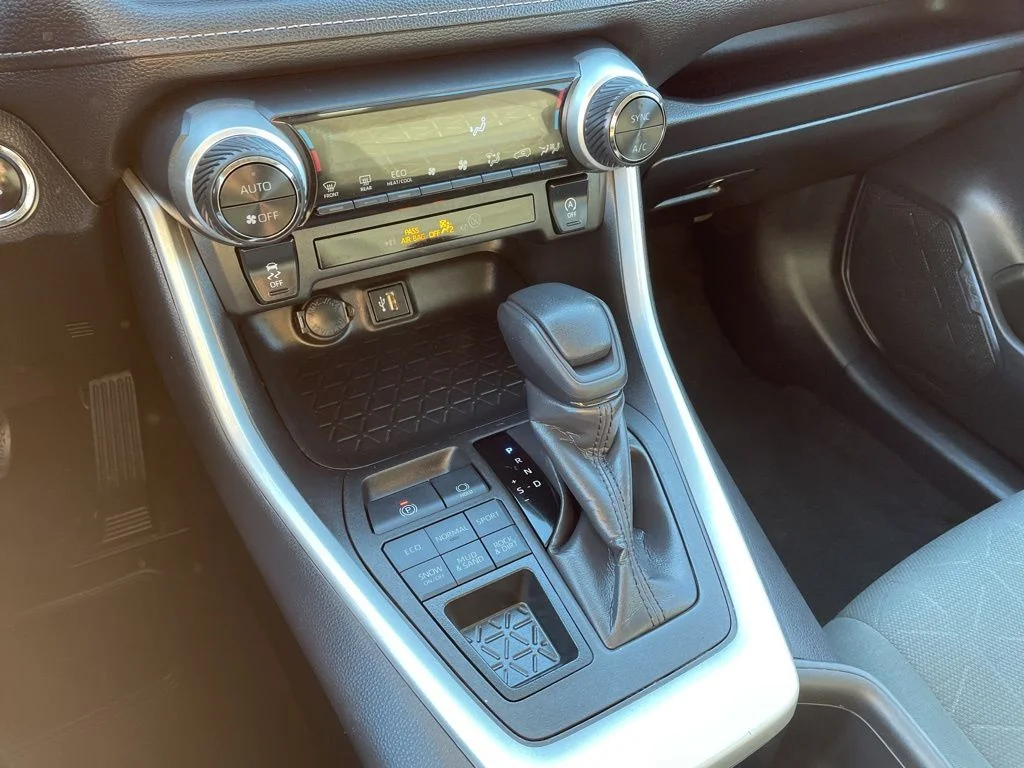 2023 Toyota RAV4 XLE - Photo 12