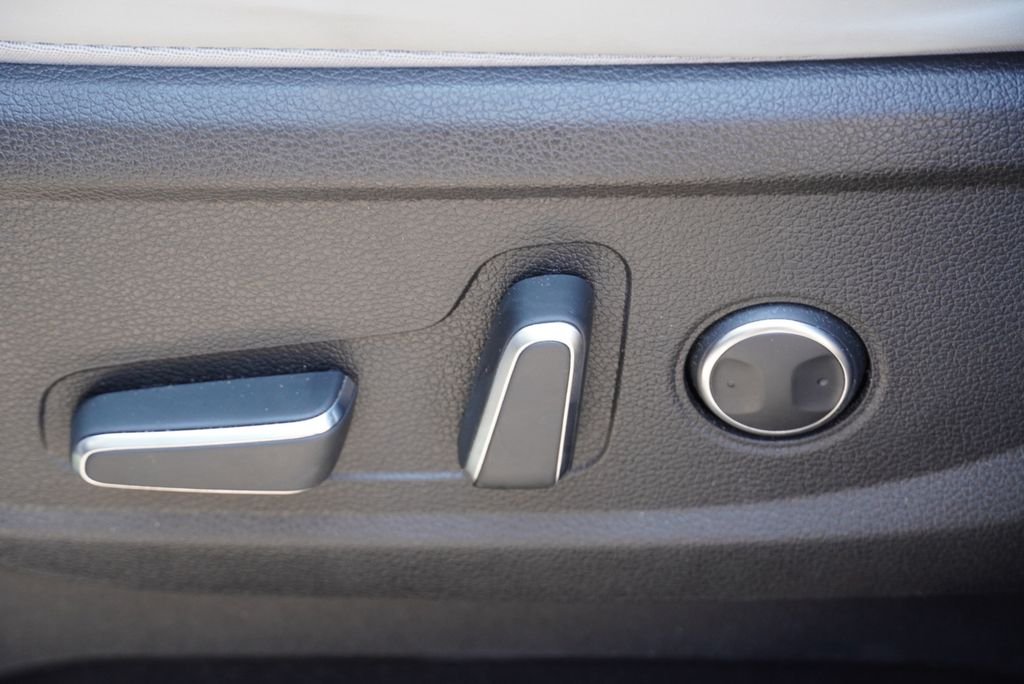 Used 2025 Silver Hyundai SEL image 22