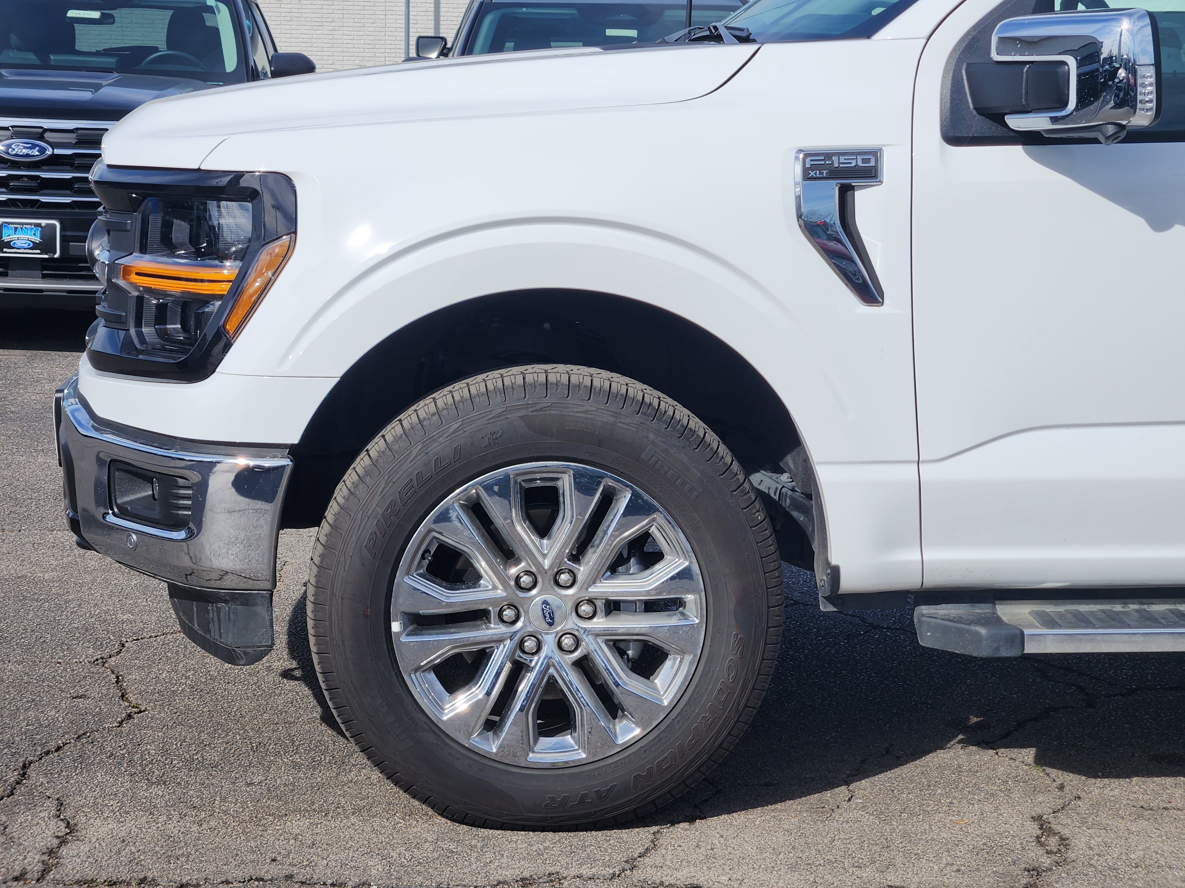 New 2025 Oxford White Ford XLT image 6