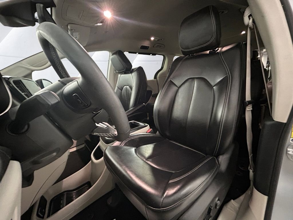 Used 2023 Silver Chrysler Touring L image 8