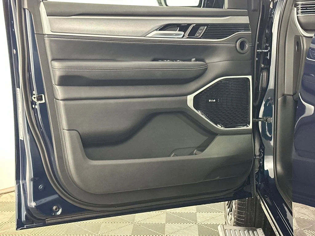 New 2026 Fathom Blue Pearl-Coat Exterior Paint (Late Availability) Jeep Limited Reserve image 13