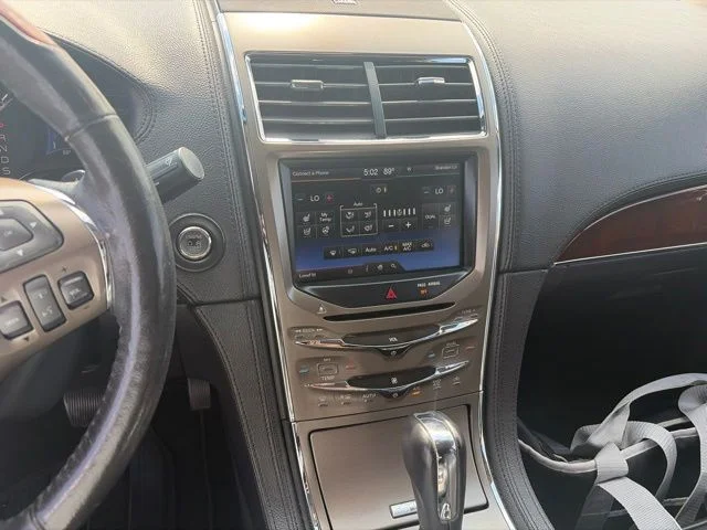 Used 2013 Red Lincoln Base image 8