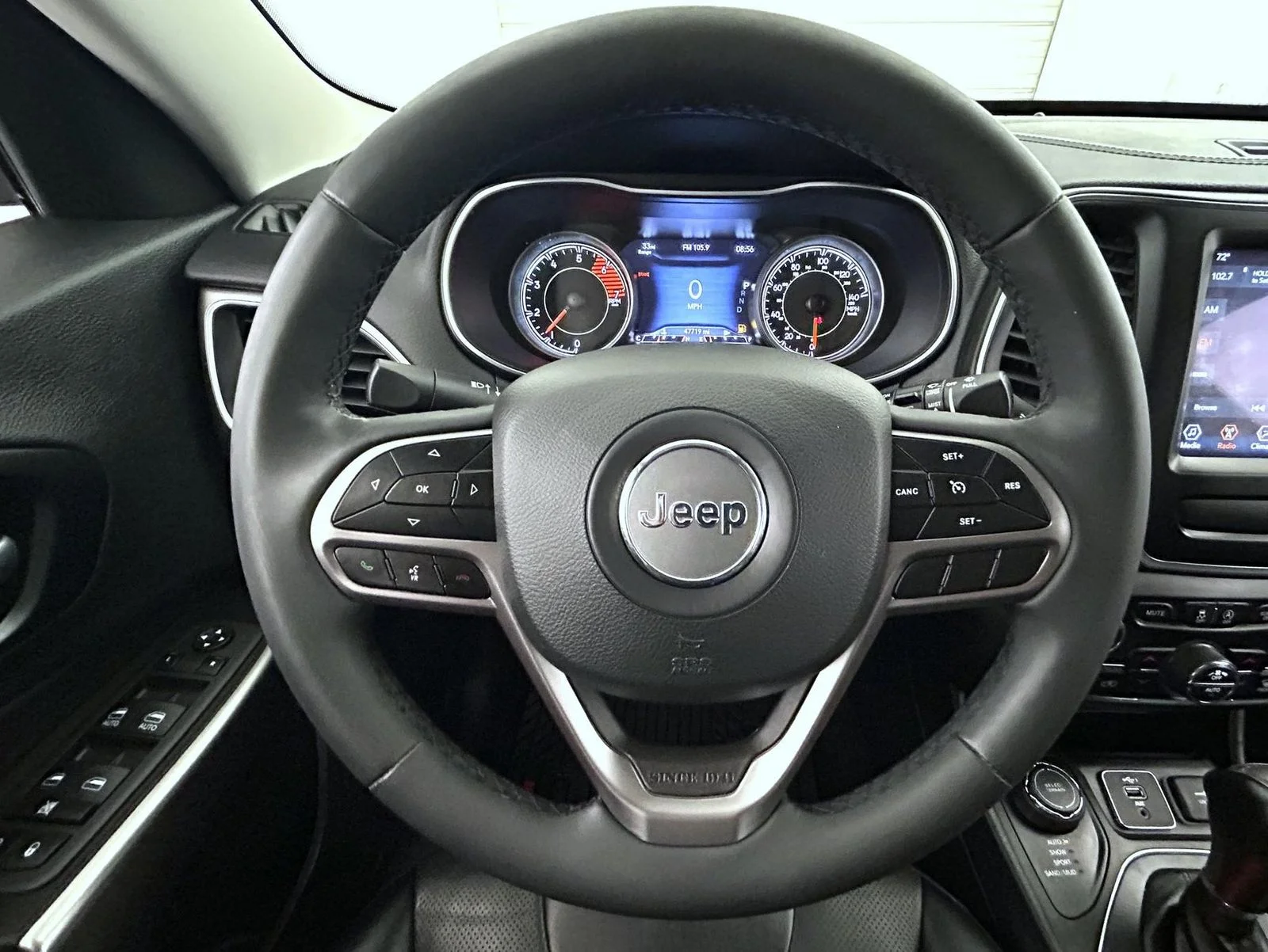 Used 2022 Gray Jeep Latitude Lux image 11