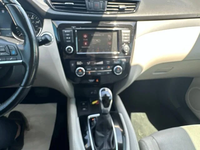 Used 2020 Blue Nissan SL image 16