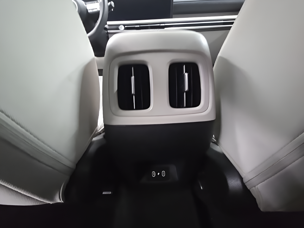 Used 2025 White Hyundai SEL image 27