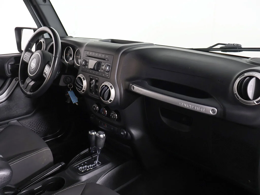 Used 2018 Crystal Metallic Jeep Unlimited Sahara image 22