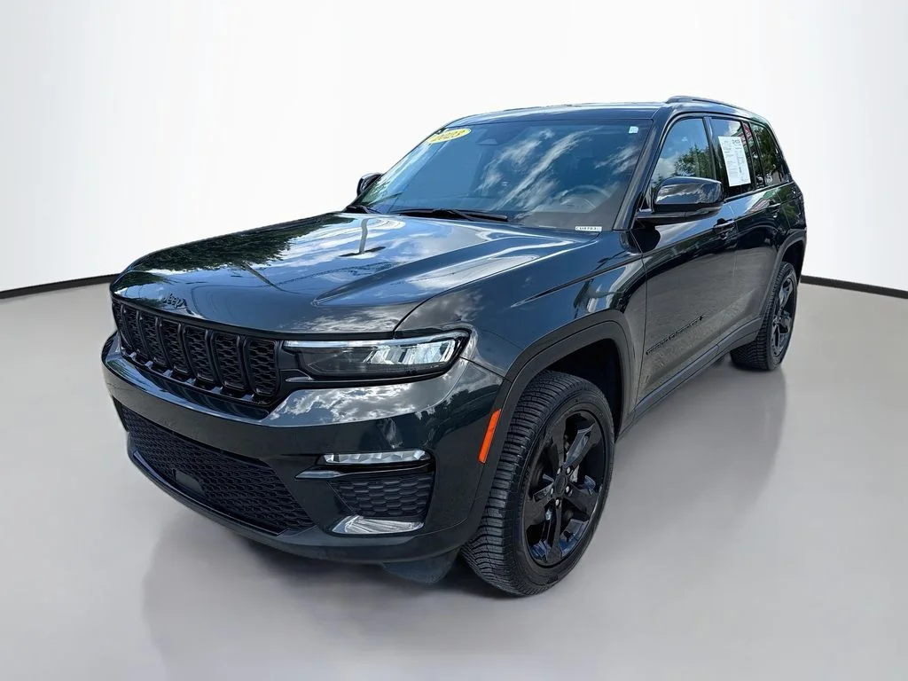 Used 2023 Rocky Mountain Pearlcoat Jeep Limited image 4