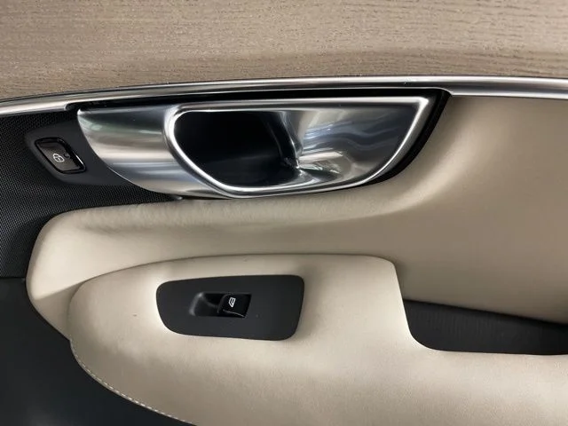 2025 Volvo XC90 Core - Photo 16