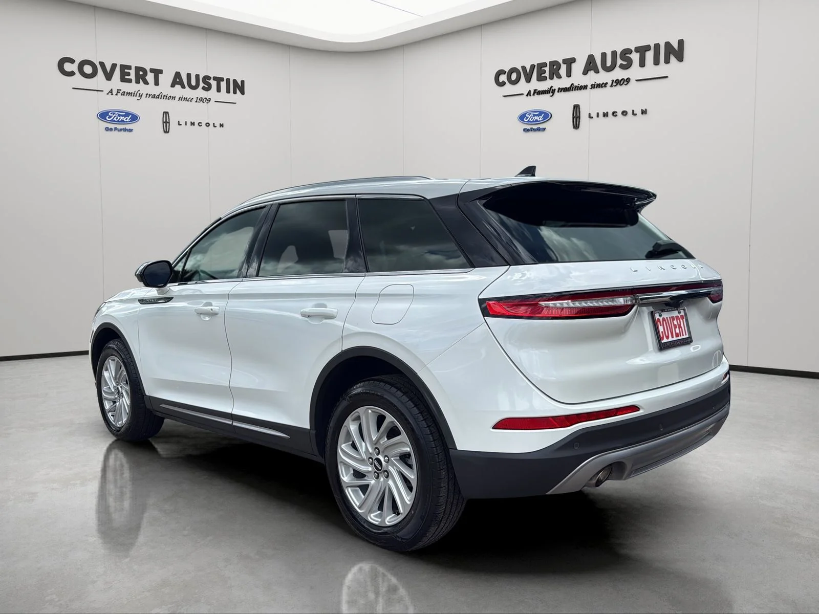 Used 2022 White Lincoln Standard image 3