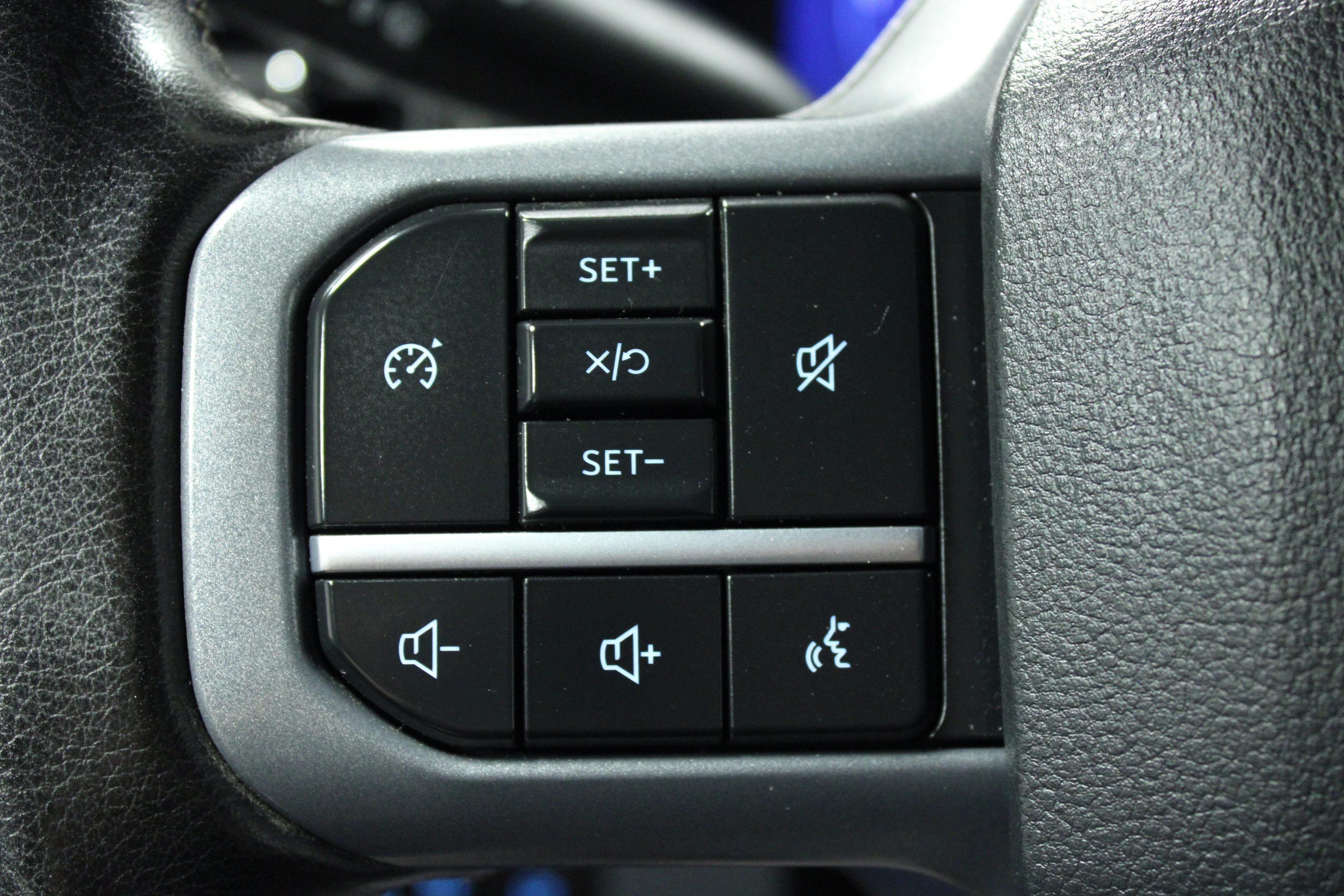 Used 2025 Agate Black Metallic Ford LARIAT image 20