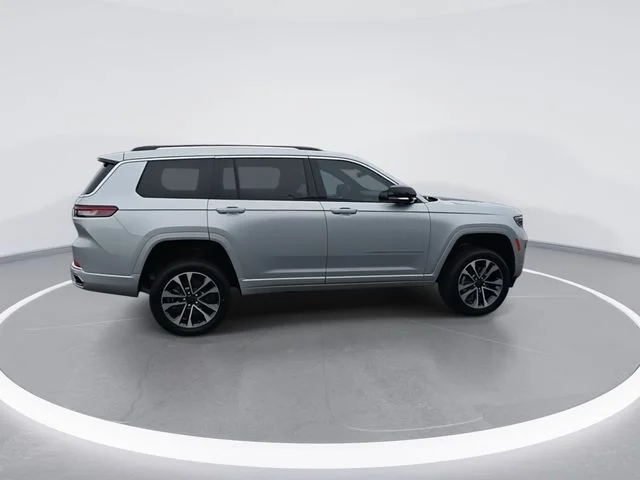 Used 2024 Silver Jeep Overland image 9
