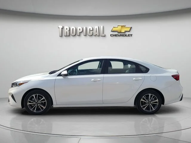 Used 2023 Whiye Kia LXS image 2