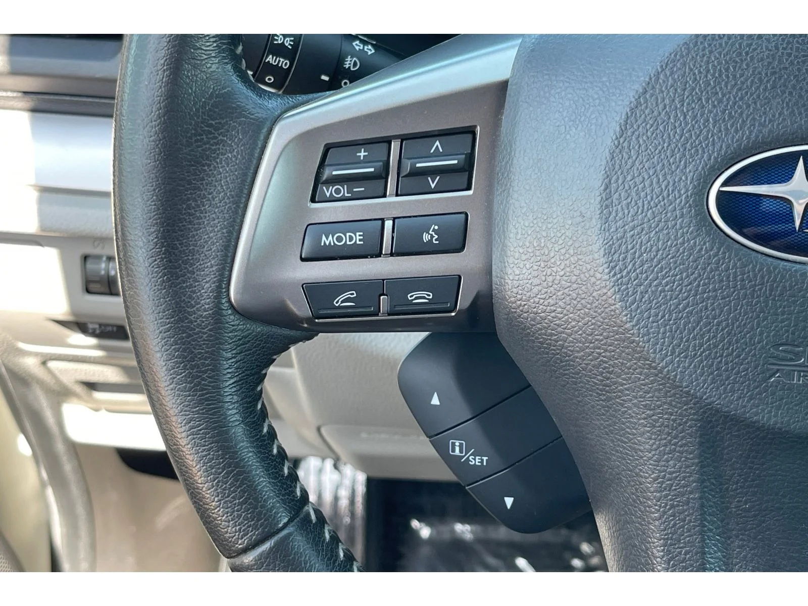 Used 2015 Satin White Pearl Subaru 2.5i Limited image 35