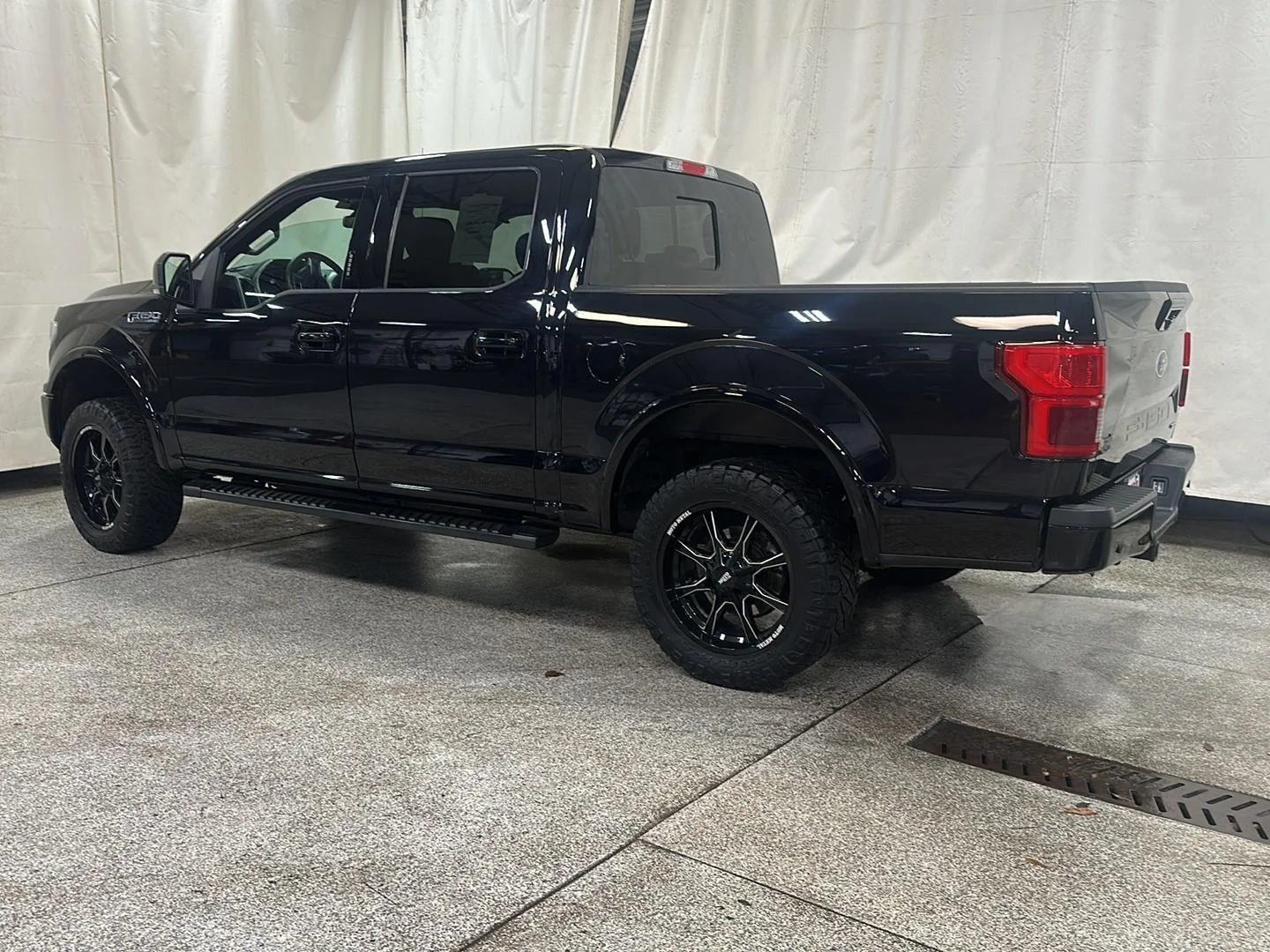 Used 2019 Agate Black Metallic Ford LARIAT image 3