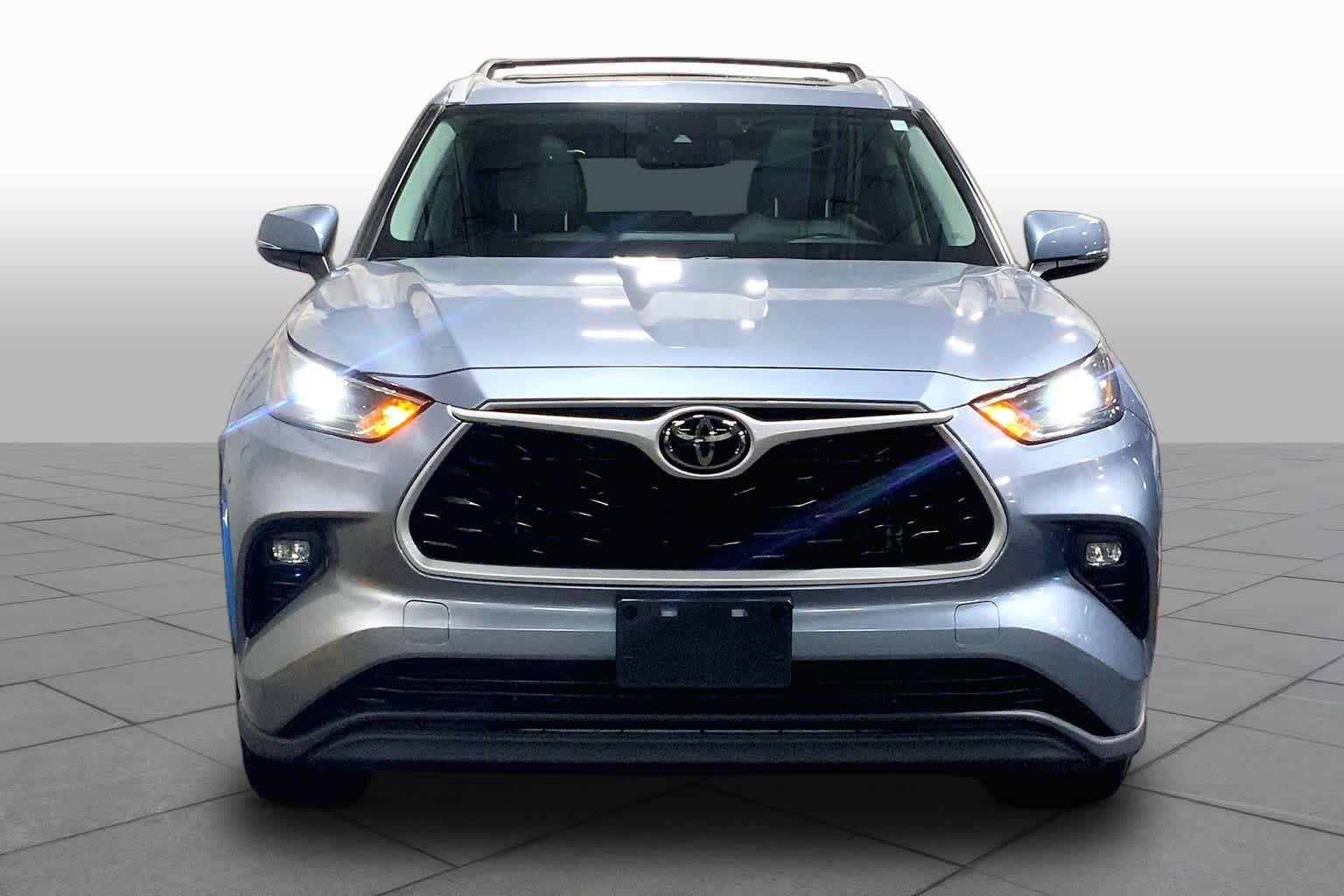 Used 2022 Moon Dust Toyota XLE image 4