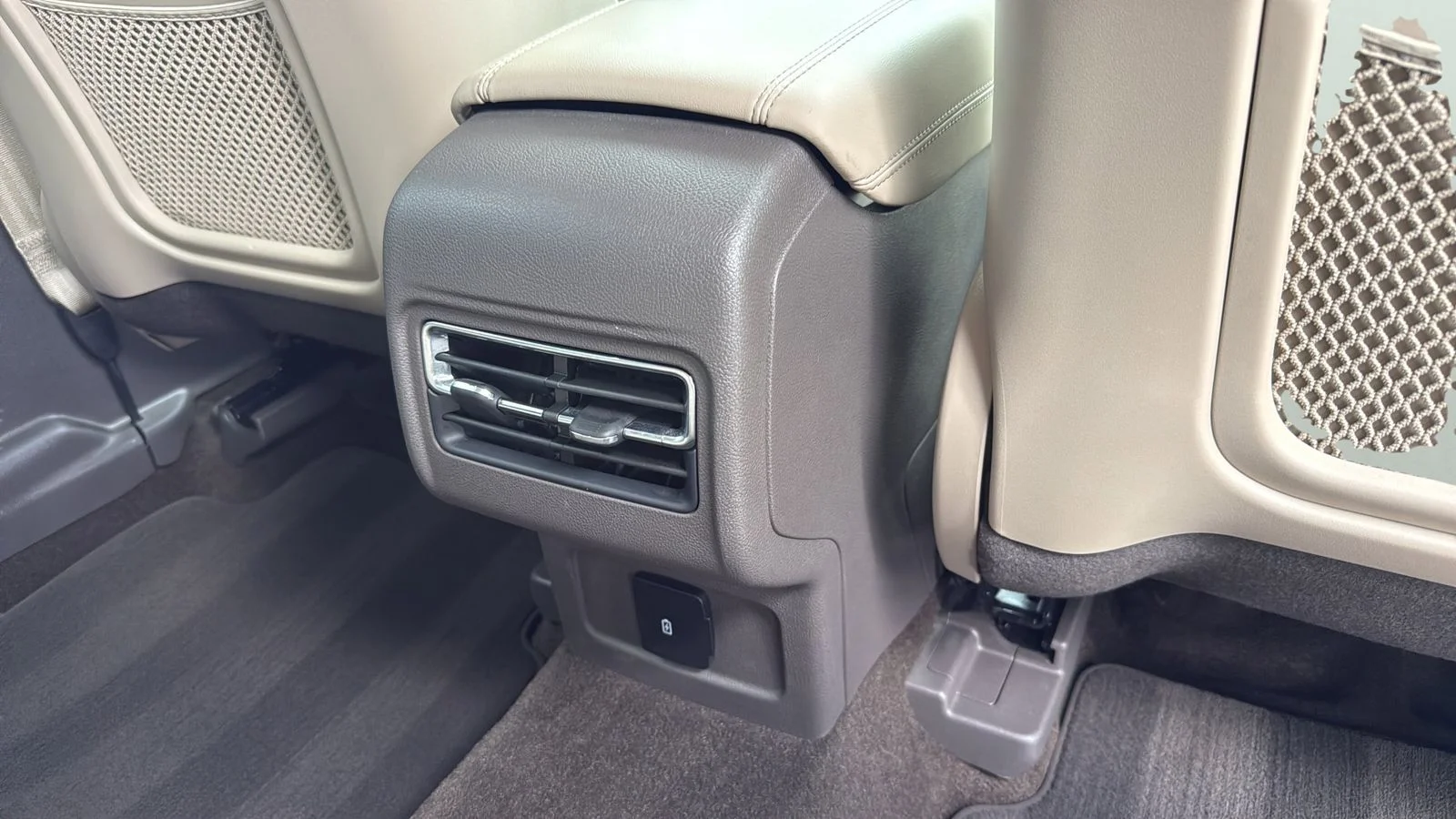 Used 2022 White Lincoln Standard image 27