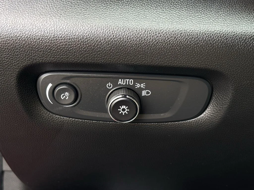 Used 2023 Red Chevrolet Premier image 22