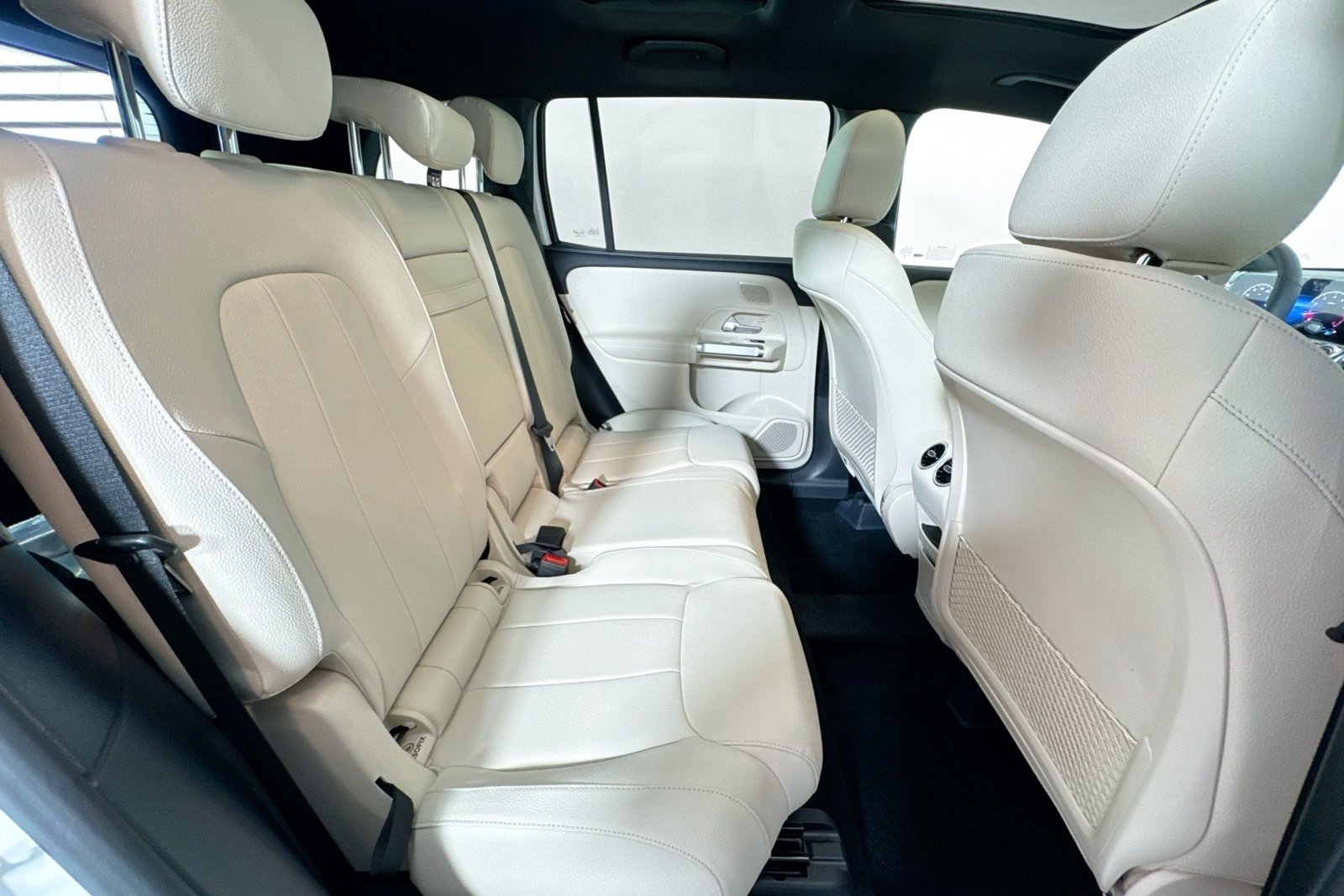 New 2026 Polar White Mercedes-Benz GLB 250 image 25