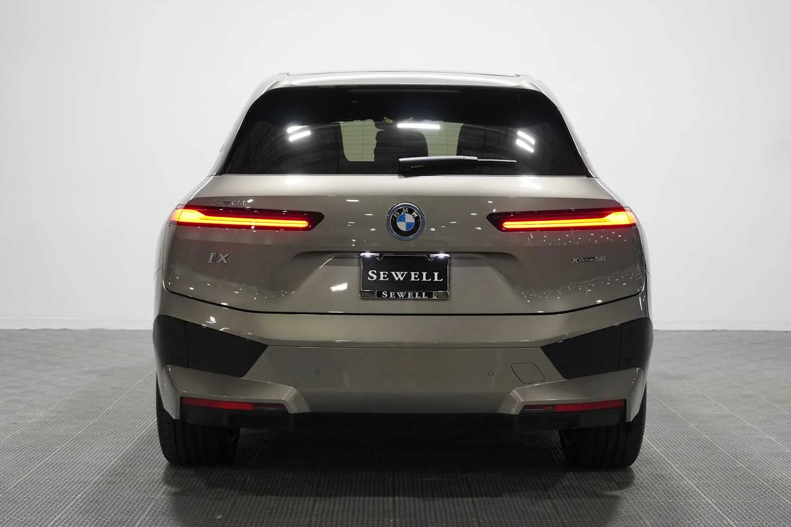 Certified Used 2024 Oxide Grey Metallic BMW xDrive50 image 5