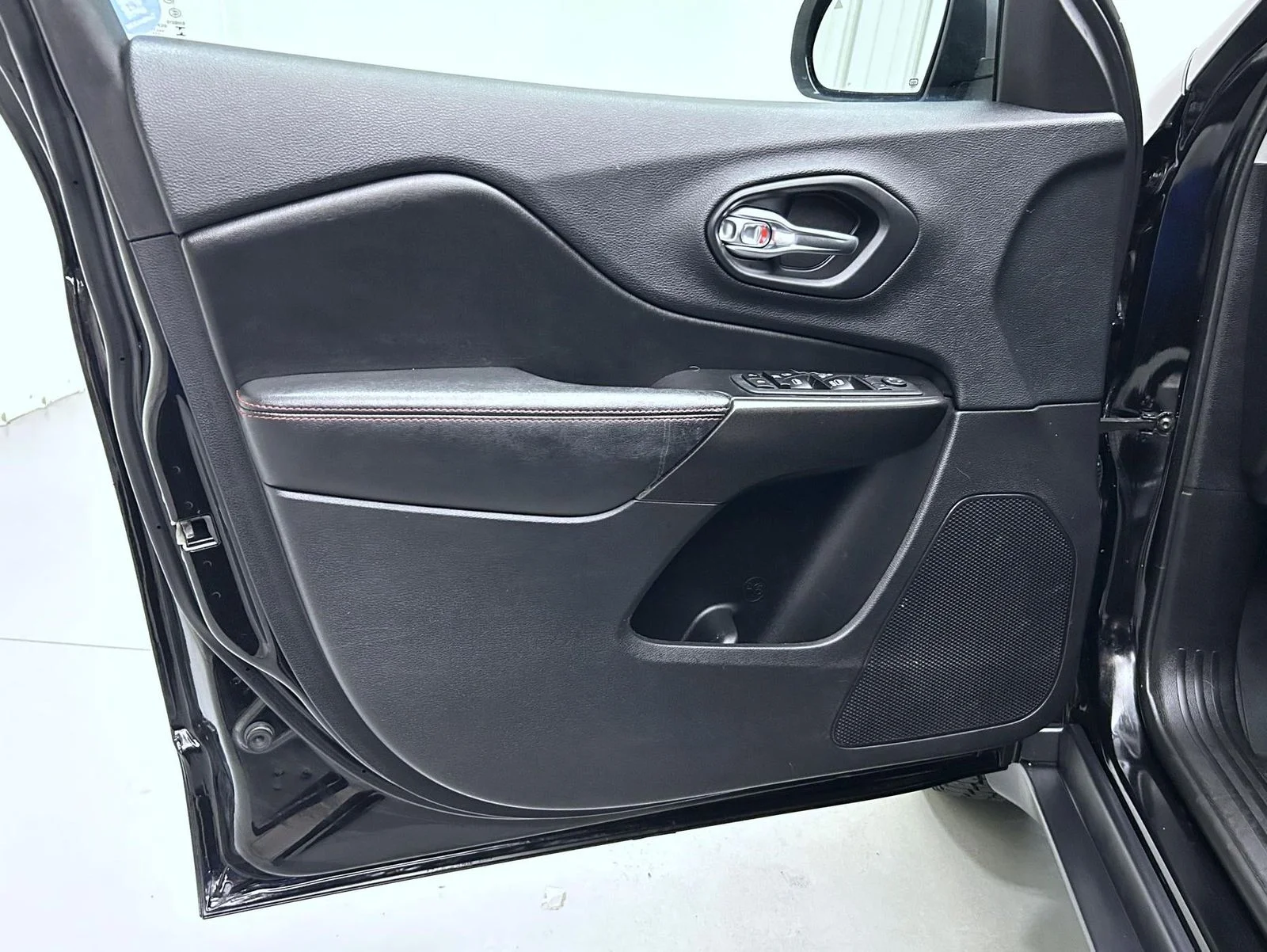 Used 2019 Black Jeep Trailhawk image 9