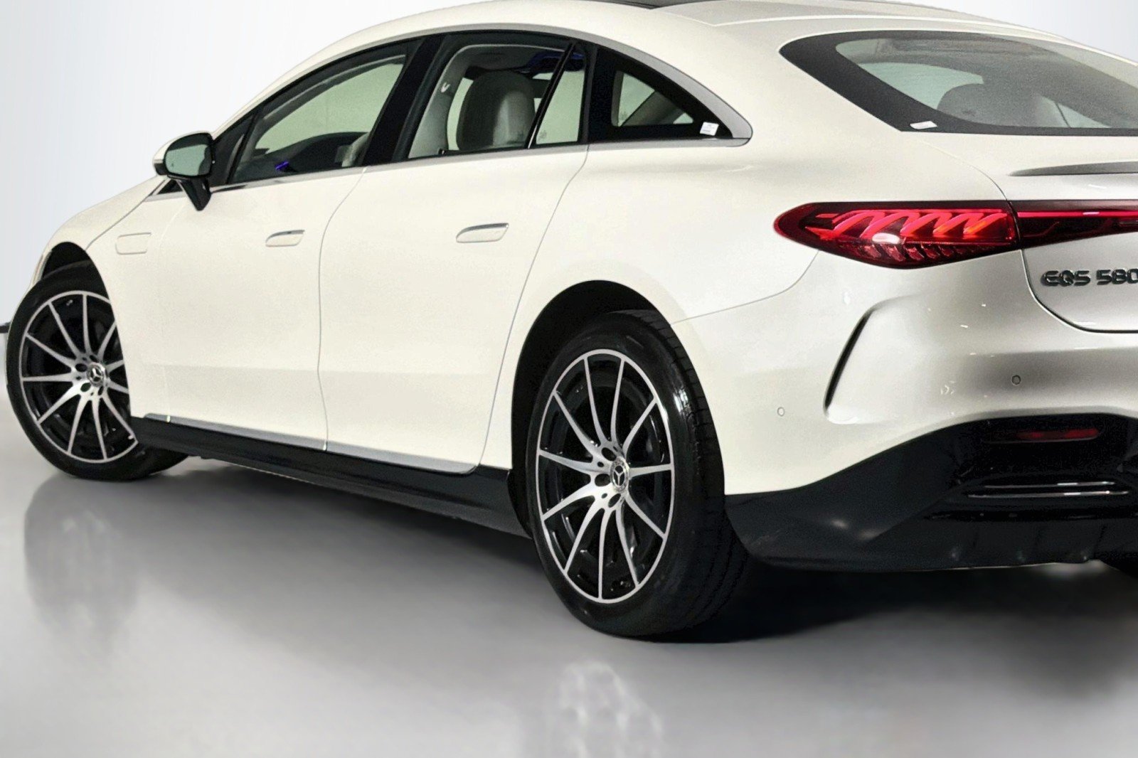 Certified Used 2023 MANUFAKTUR Diamond White Mercedes-Benz 580 image 14