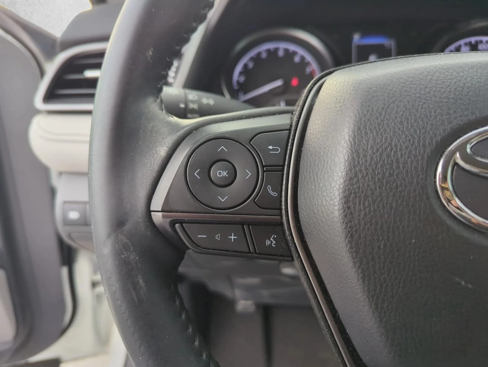 Used 2023 Ice Cap Toyota SE image 14