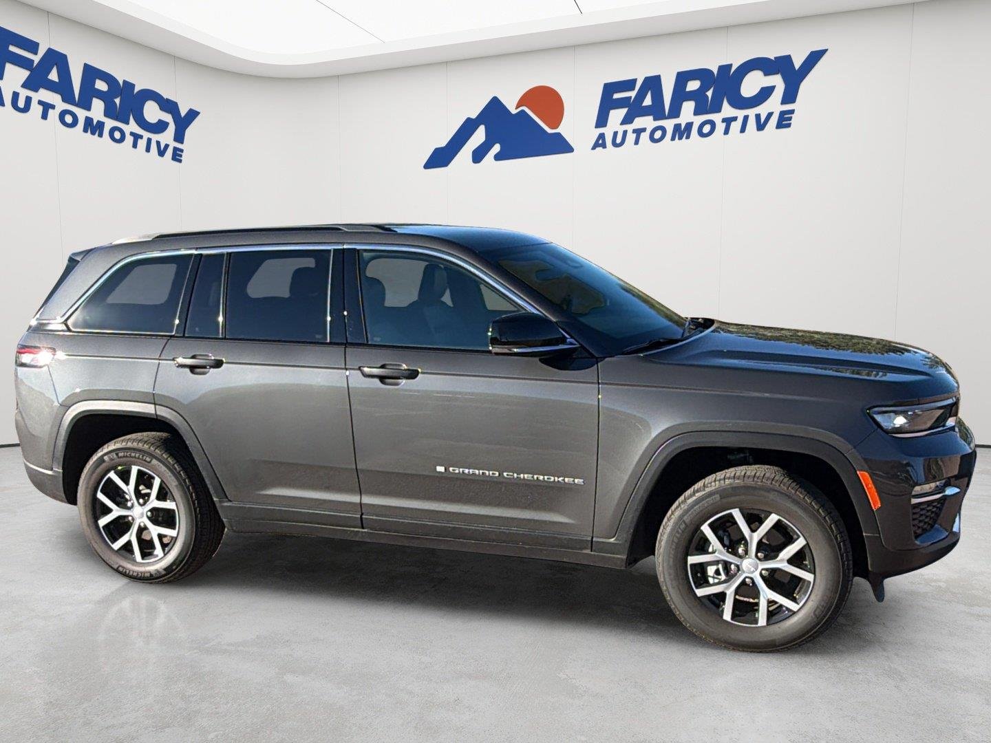 Used 2025  Jeep Limited image 6