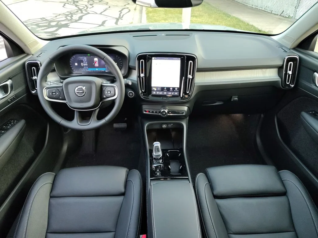 2026 Volvo XC40 Plus - Photo 28