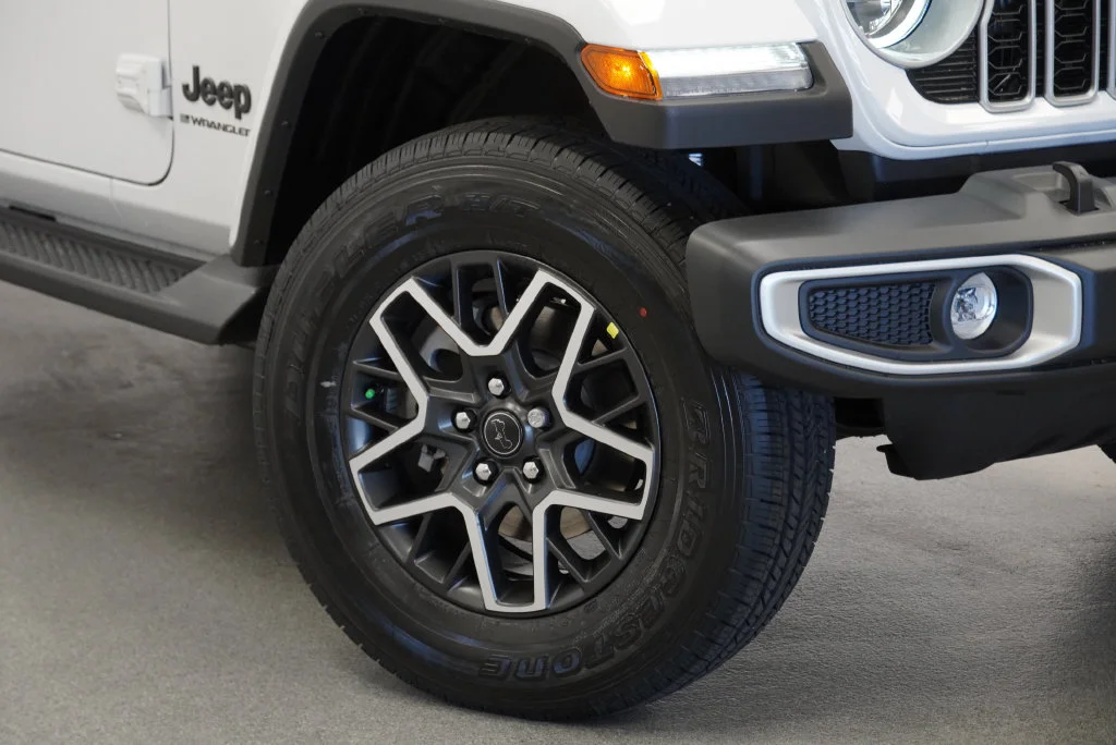 New 2027 Bright White Clear-Coat Paint Jeep Sahara image 8