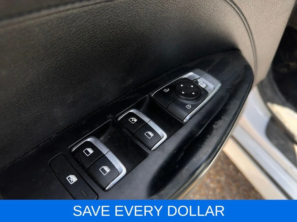 Used 2022 White Kia LXS image 6