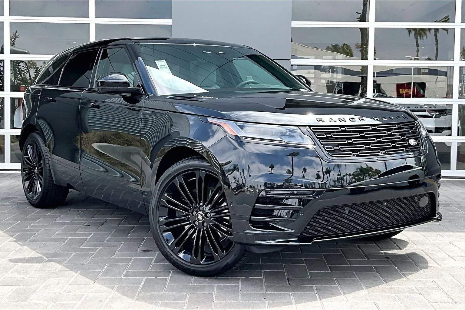 New 2026 Santorini Black Land Rover Dynamic SE image 2