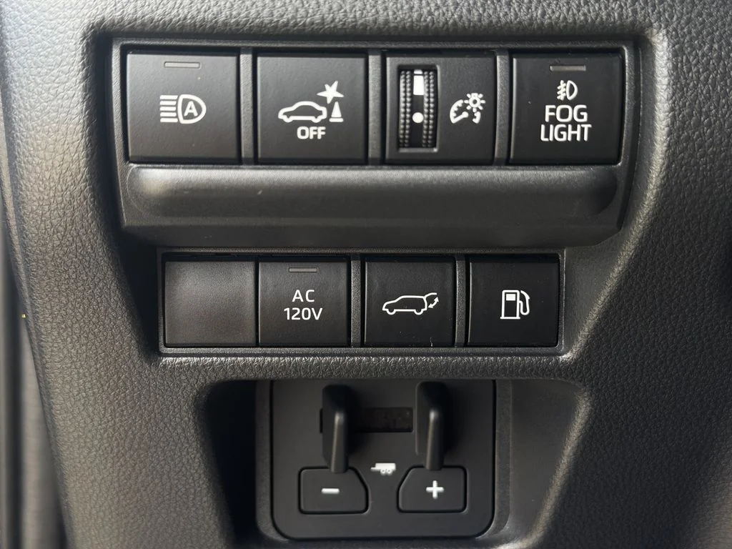 Used 2025  Toyota Base image 22