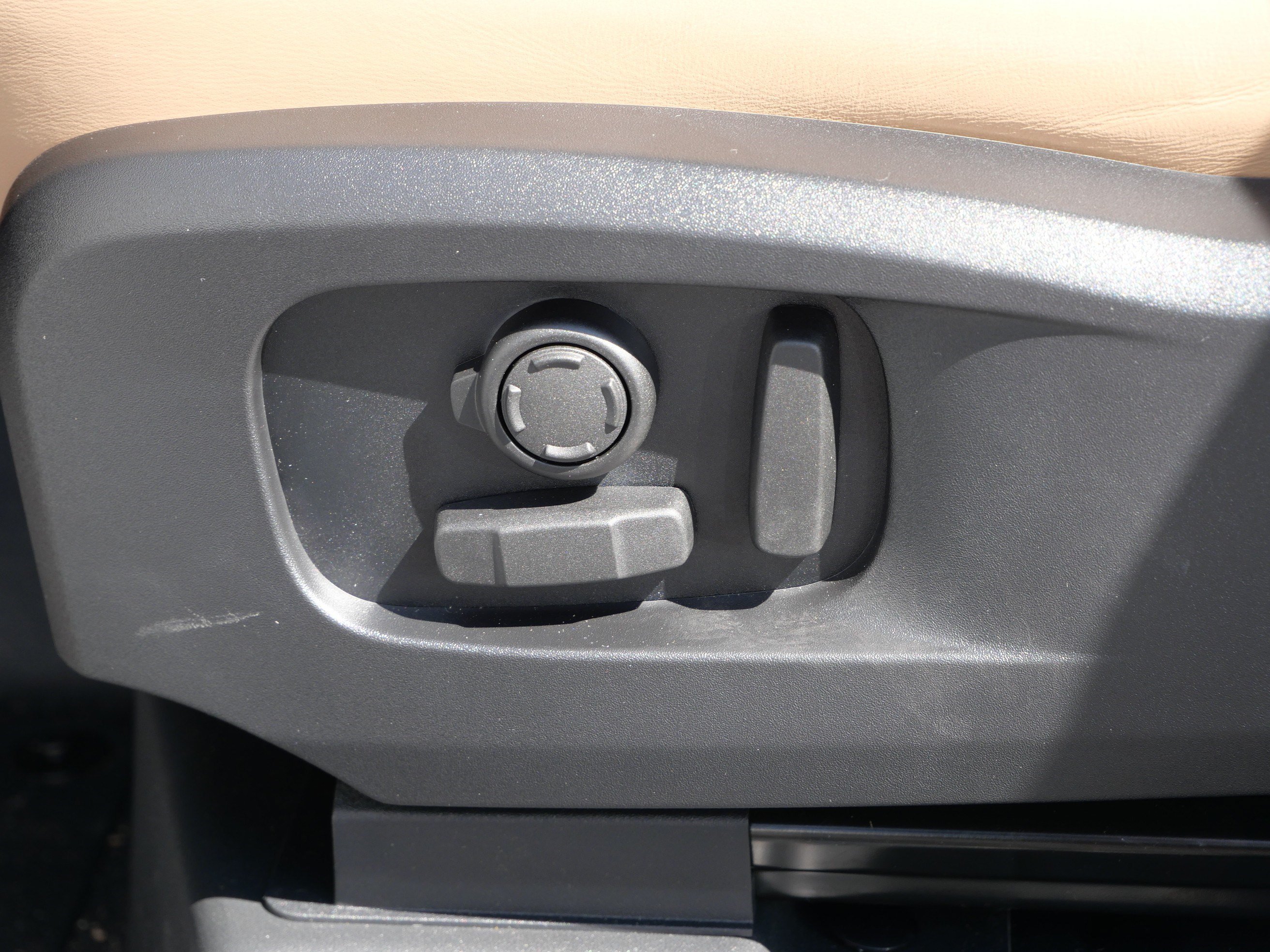 New 2026 Fuji White Land Rover X-Dynamic SE image 5