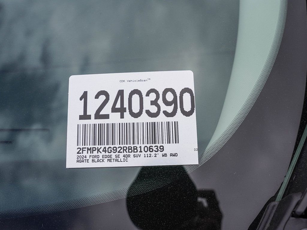 New 2024 Agate Black Metallic Ford SE image 27