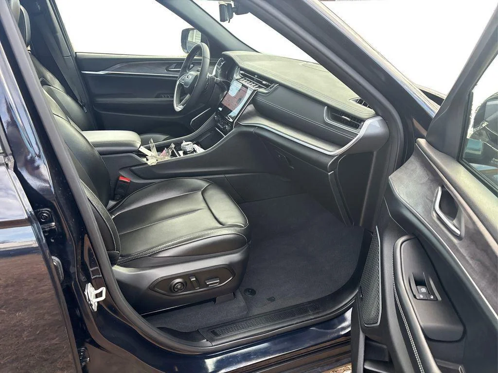 Used 2024 Midnight Sky Jeep Limited image 19