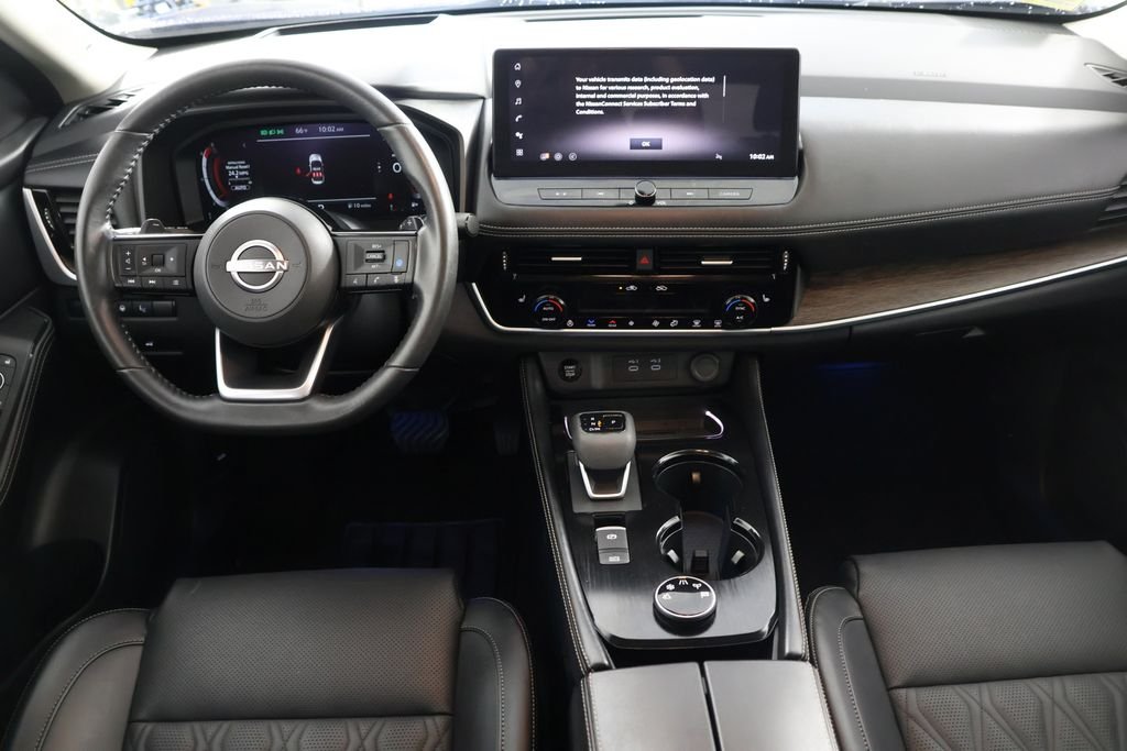 Used 2024 Deep Ocean Blue Nissan Platinum image 2
