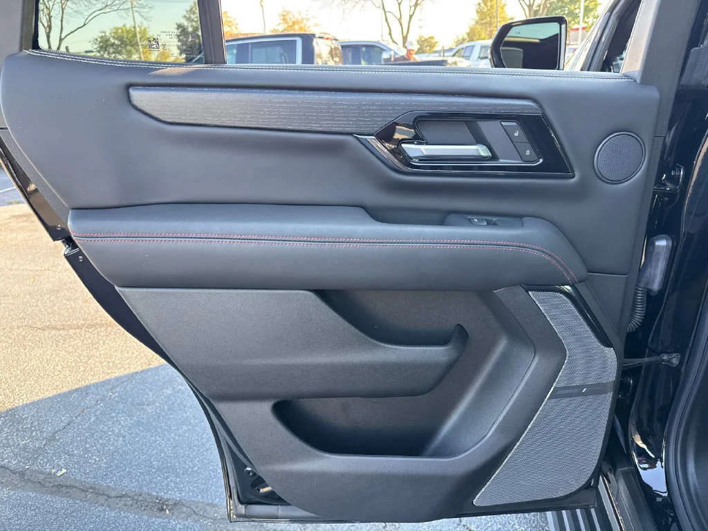 2025 GMC Yukon AT4 Ultimate - Photo 32