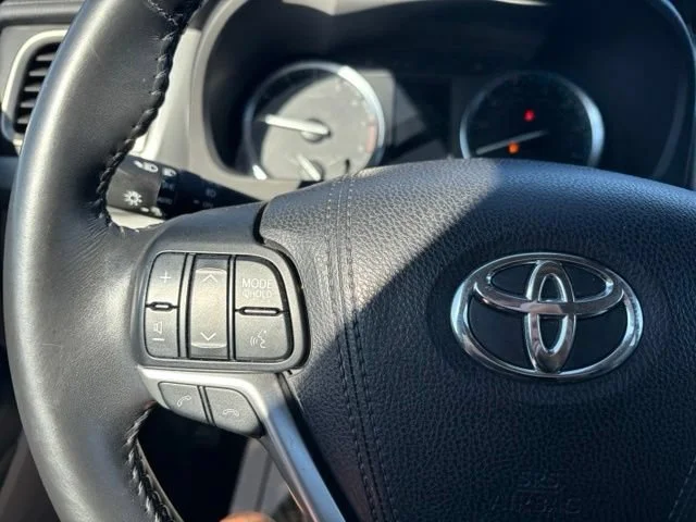 Used 2017 White Toyota XLE image 27